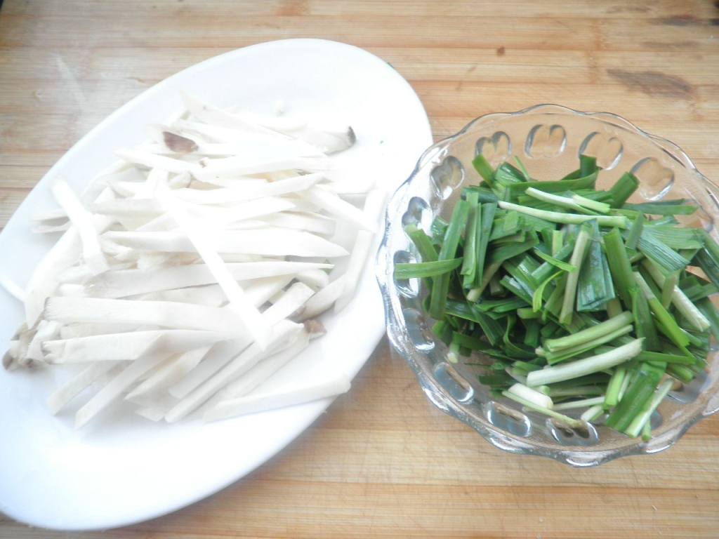 杏鲍菇炒韭菜步骤2