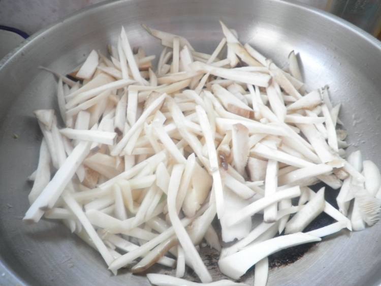 杏鲍菇炒韭菜步骤3