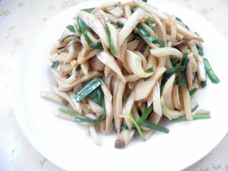 杏鲍菇炒韭菜步骤5