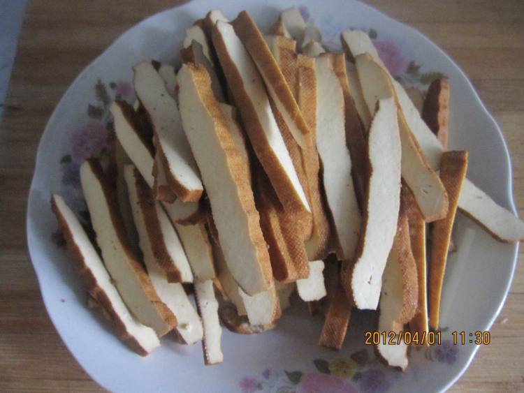 豆腐干炒韭菜步骤1