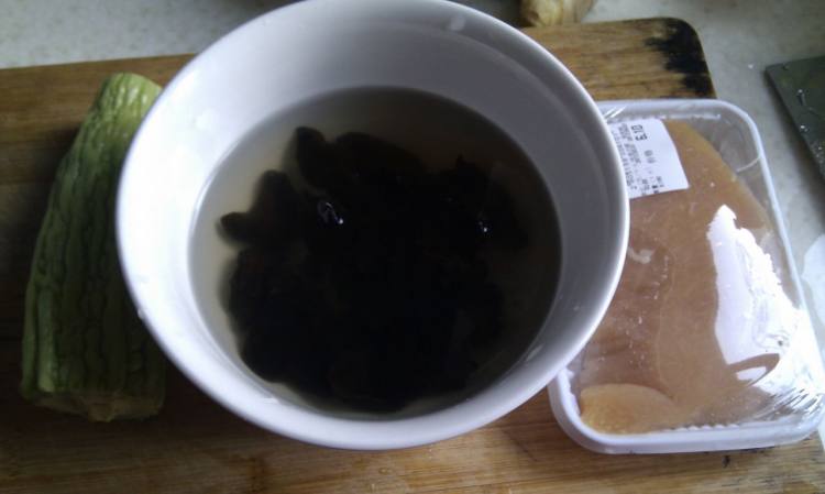 苦瓜木耳炒鸡片步骤1