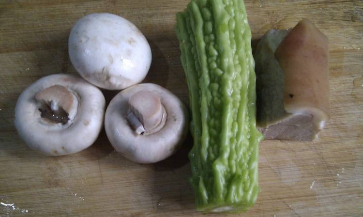 苦瓜蘑菇炒肉片步骤1