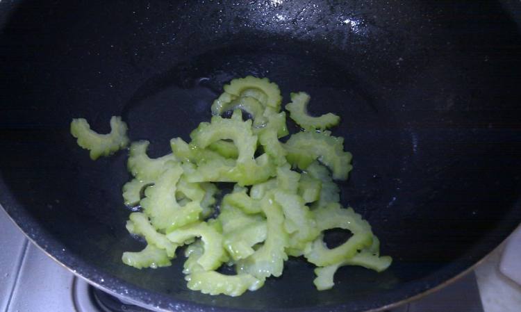 苦瓜蘑菇炒肉片步骤4