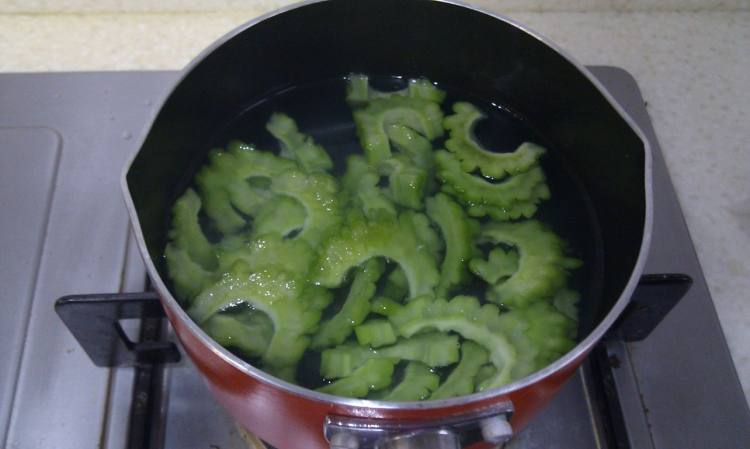 苦瓜蘑菇炒肉片步骤3