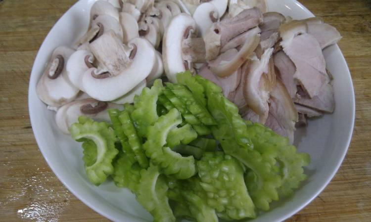 苦瓜蘑菇炒肉片步骤2