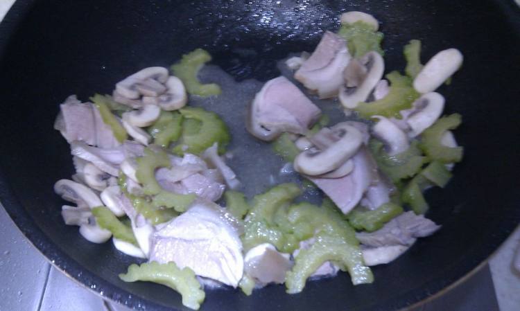 苦瓜蘑菇炒肉片步骤6