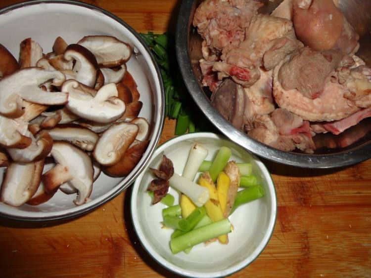鸭肉焖香菇步骤1