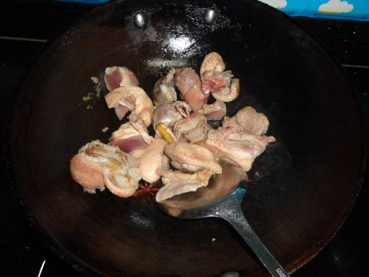 鸭肉焖香菇步骤3