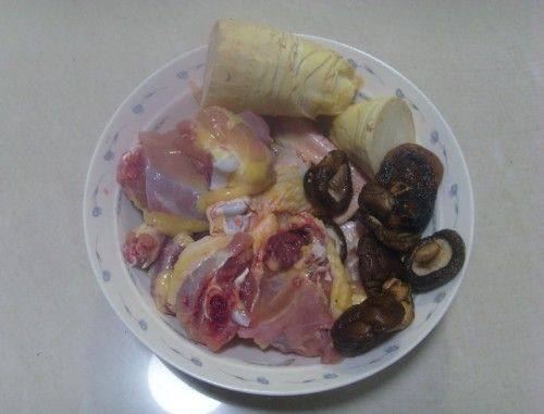 土鸡炖香菇步骤1