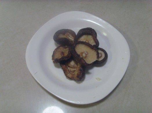 土鸡炖香菇步骤4