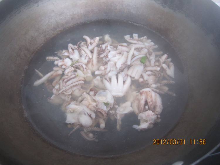 鱿鱼爪炒韭菜步骤3