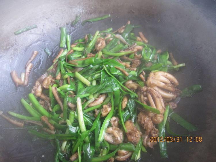 鱿鱼爪炒韭菜步骤12