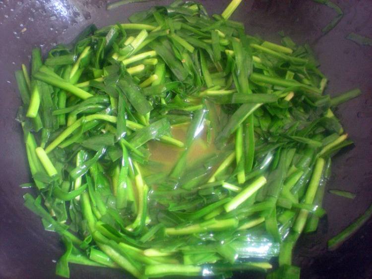 鸡蛋蛤蜊炒韭菜步骤6