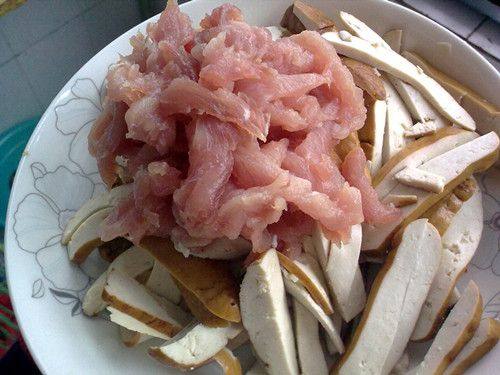 芹菜干子肉丝步骤2