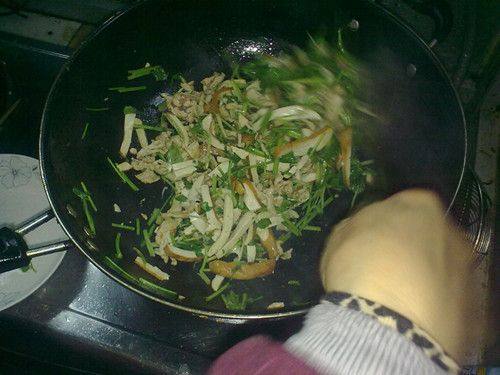 芹菜干子肉丝步骤6