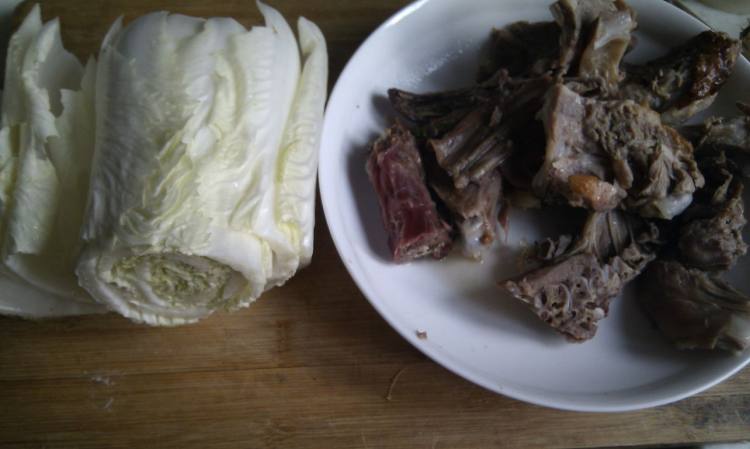 白菜鸭骨汤步骤1