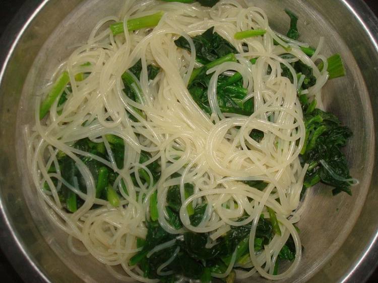 蚝油菠菜拌粉条步骤4