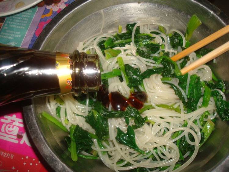 蚝油菠菜拌粉条步骤6