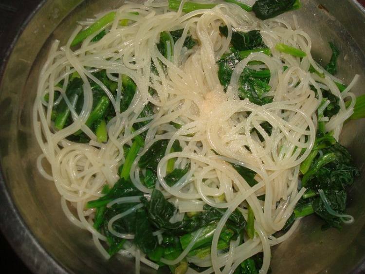 蚝油菠菜拌粉条步骤5