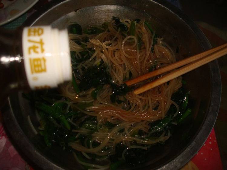 蚝油菠菜拌粉条步骤7