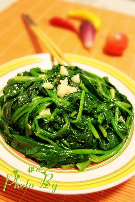 蒜蓉炒菠菜步骤6
