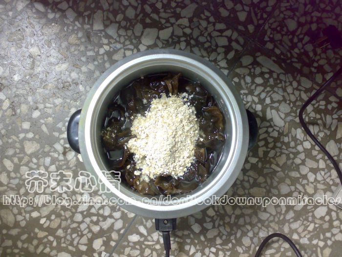 酱香黑木耳麦片粥步骤3
