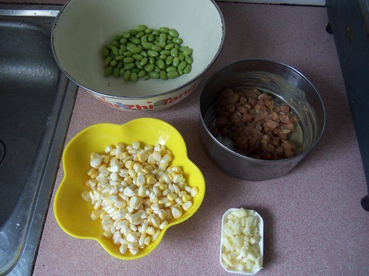 毛豆玉米炒肉丁步骤2