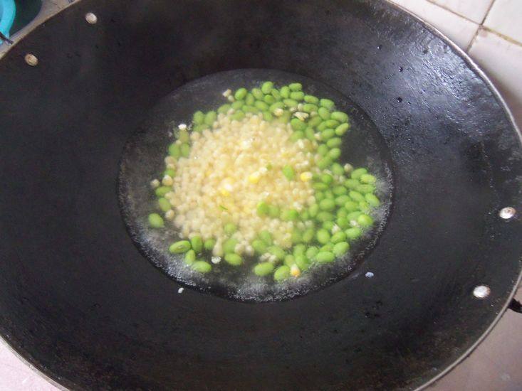 毛豆玉米炒肉丁步骤3