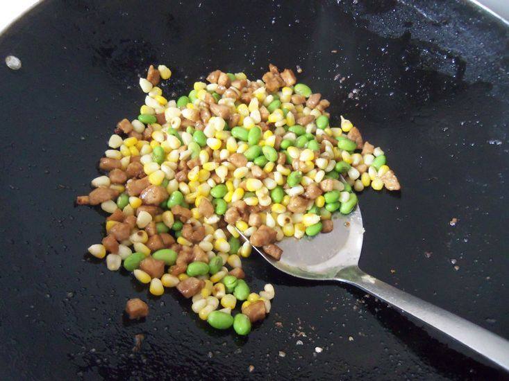 毛豆玉米炒肉丁步骤8