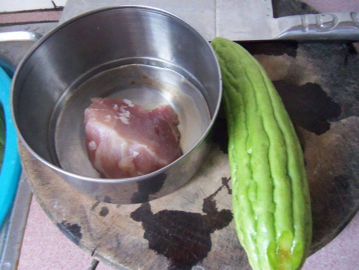 苦瓜酱肉丁步骤1