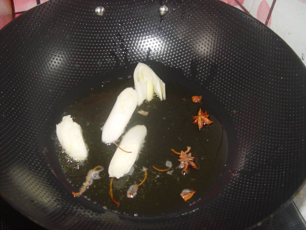 五花肉炖白菜步骤2