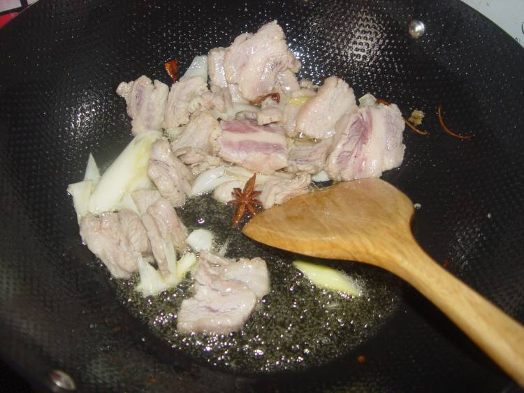 五花肉炖白菜步骤3