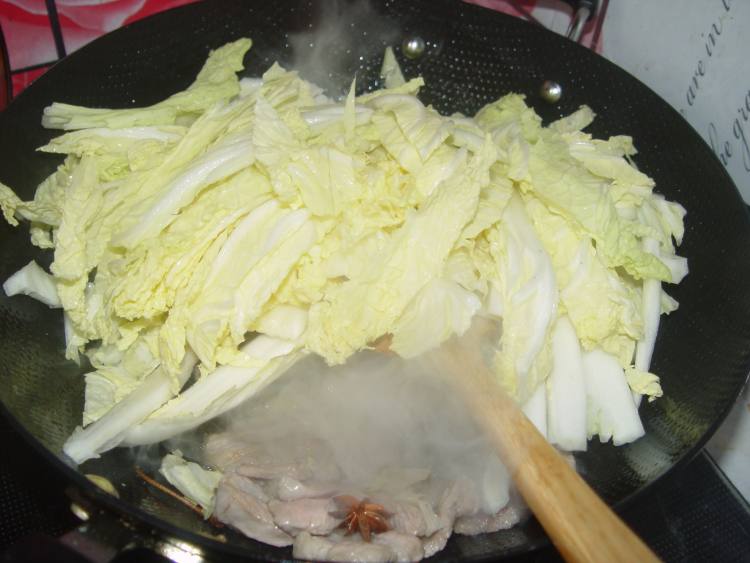 五花肉炖白菜步骤4