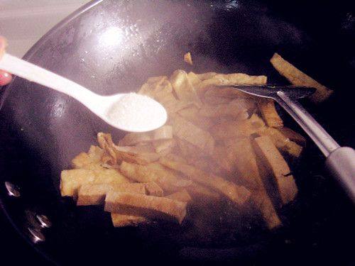 韭菜炒油豆腐步骤8