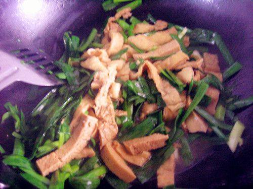 韭菜炒油豆腐步骤11