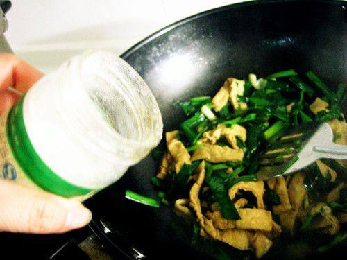 韭菜炒油豆腐步骤12