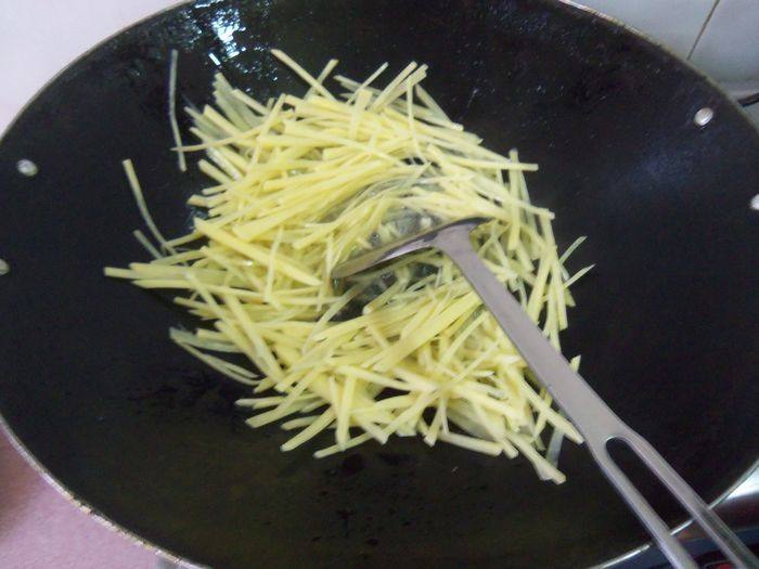 苦瓜炒土豆步骤4