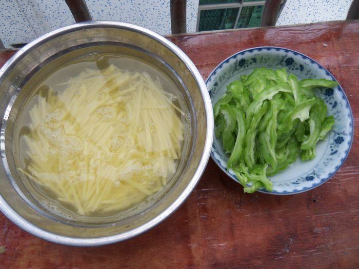 苦瓜炒土豆步骤1
