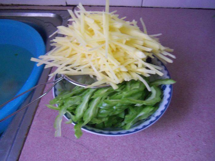 苦瓜炒土豆步骤3