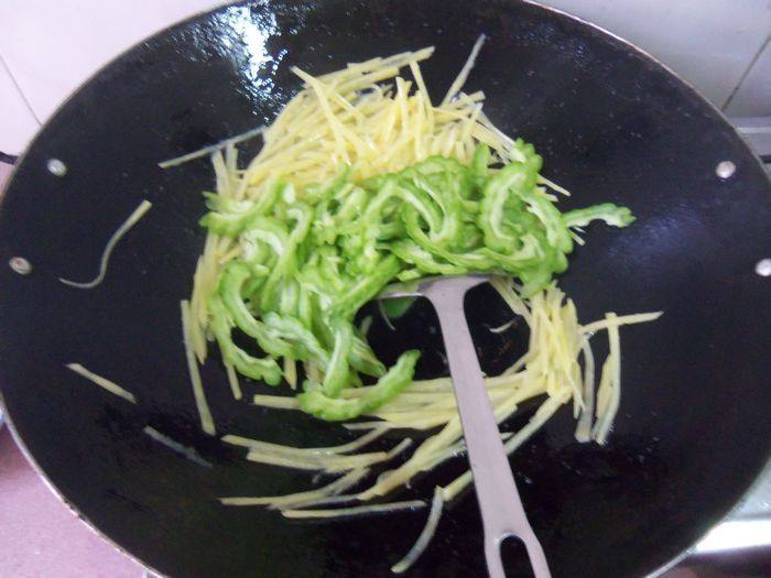 苦瓜炒土豆步骤5