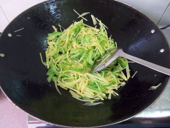 苦瓜炒土豆步骤6