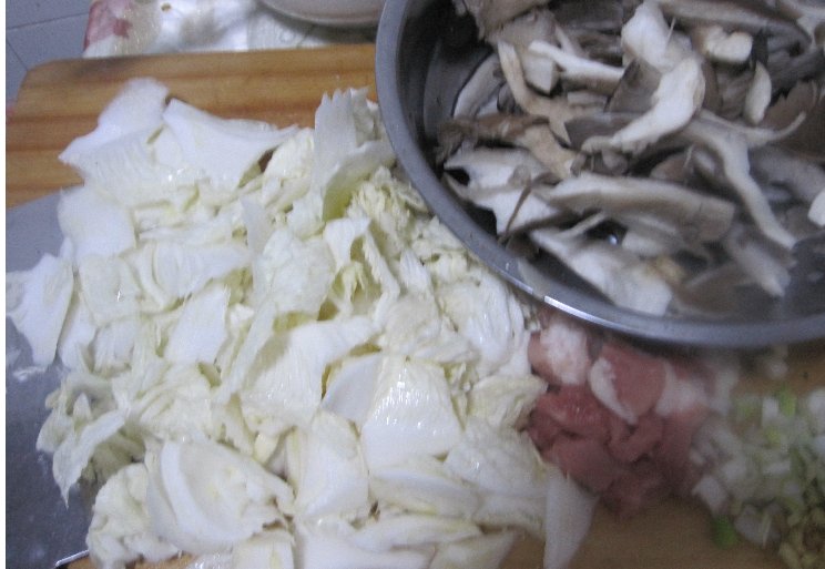 白菜片炒鲜蘑步骤2