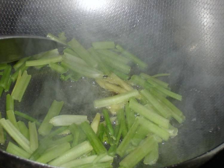 小炒彩椒黄瓜芹菜步骤4