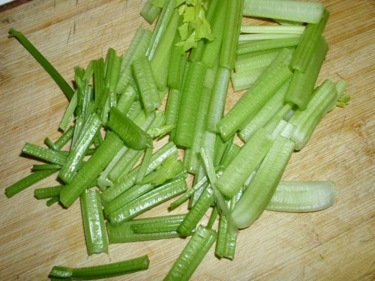 小炒彩椒黄瓜芹菜步骤2