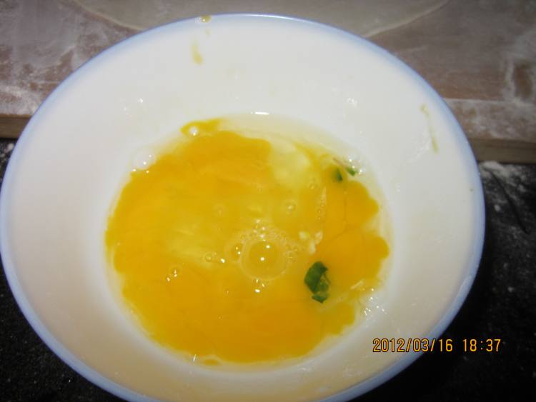 小葱白菜鸡蛋合子步骤6