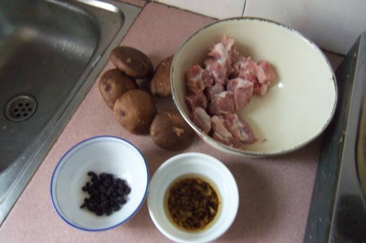 豆豉香菇蒸排骨步骤1
