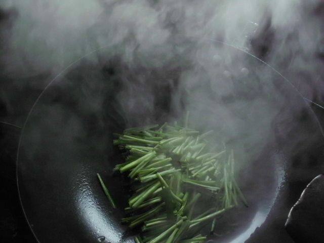 家常炒韭菜步骤2