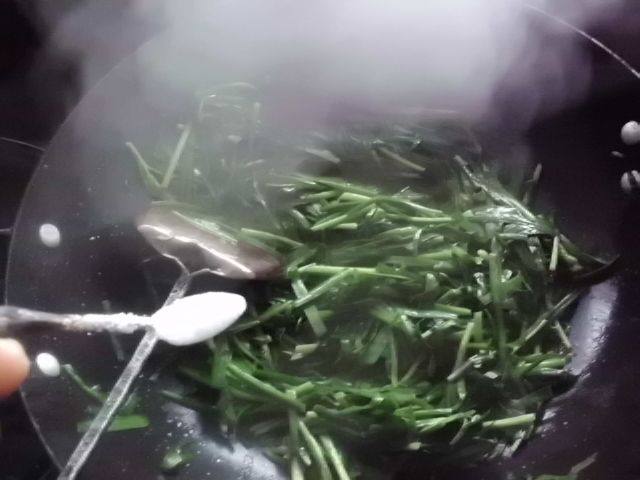家常炒韭菜步骤4
