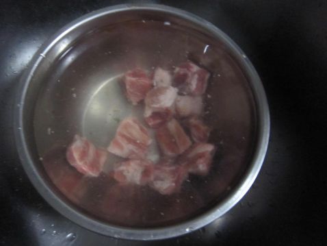 野生荠菜排骨汤步骤2
