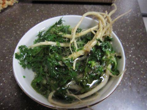 野生荠菜排骨汤步骤1